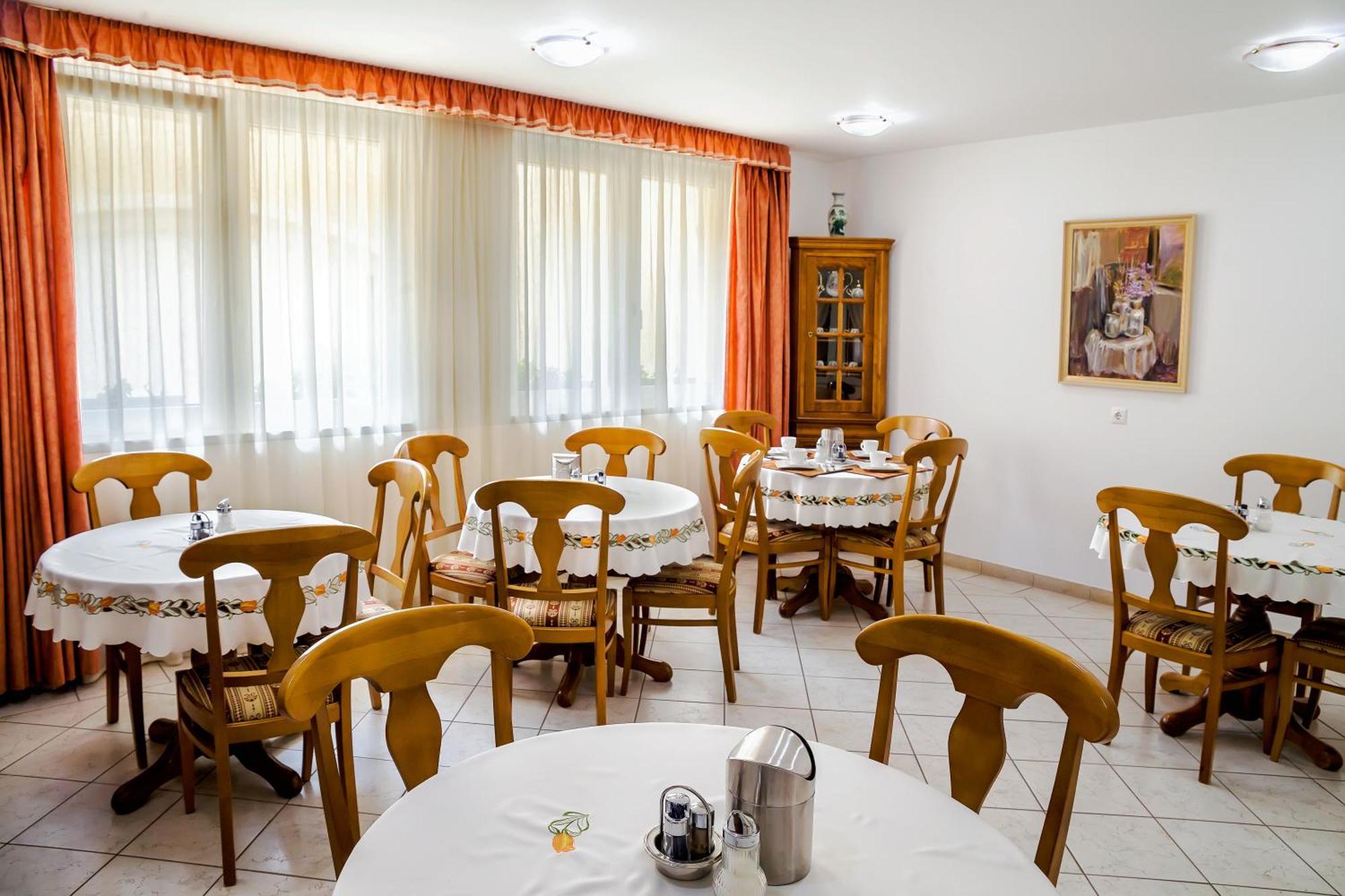 Bed and Breakfast Kata Panzio Сегед Экстерьер фото
