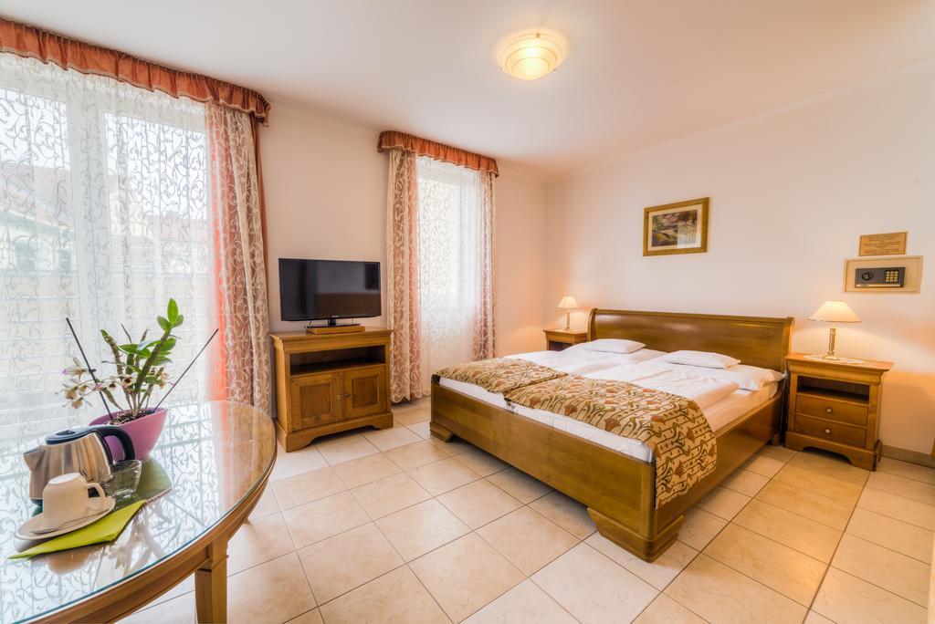 Bed and Breakfast Kata Panzio Сегед Экстерьер фото