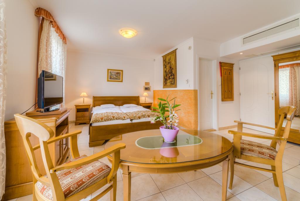 Bed and Breakfast Kata Panzio Сегед Экстерьер фото
