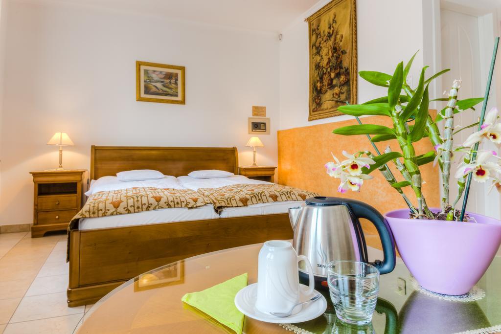 Bed and Breakfast Kata Panzio Сегед Экстерьер фото